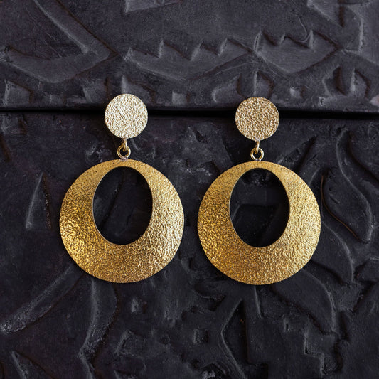 Earrings textured discs w/oval cutout br 1.75L br