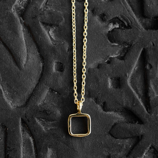 Necklace dainty square gld plated 16L gold