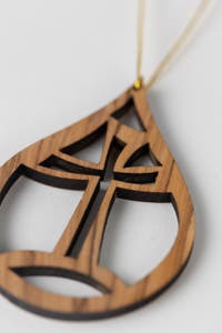 Ornament cross on hill M/3 olive wood 2.5L nat/brn