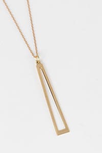 Necklace long open rect pend bombshell 29L brass