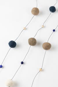 Garland balls/beads felt/glass 82L tan/blu/wht
